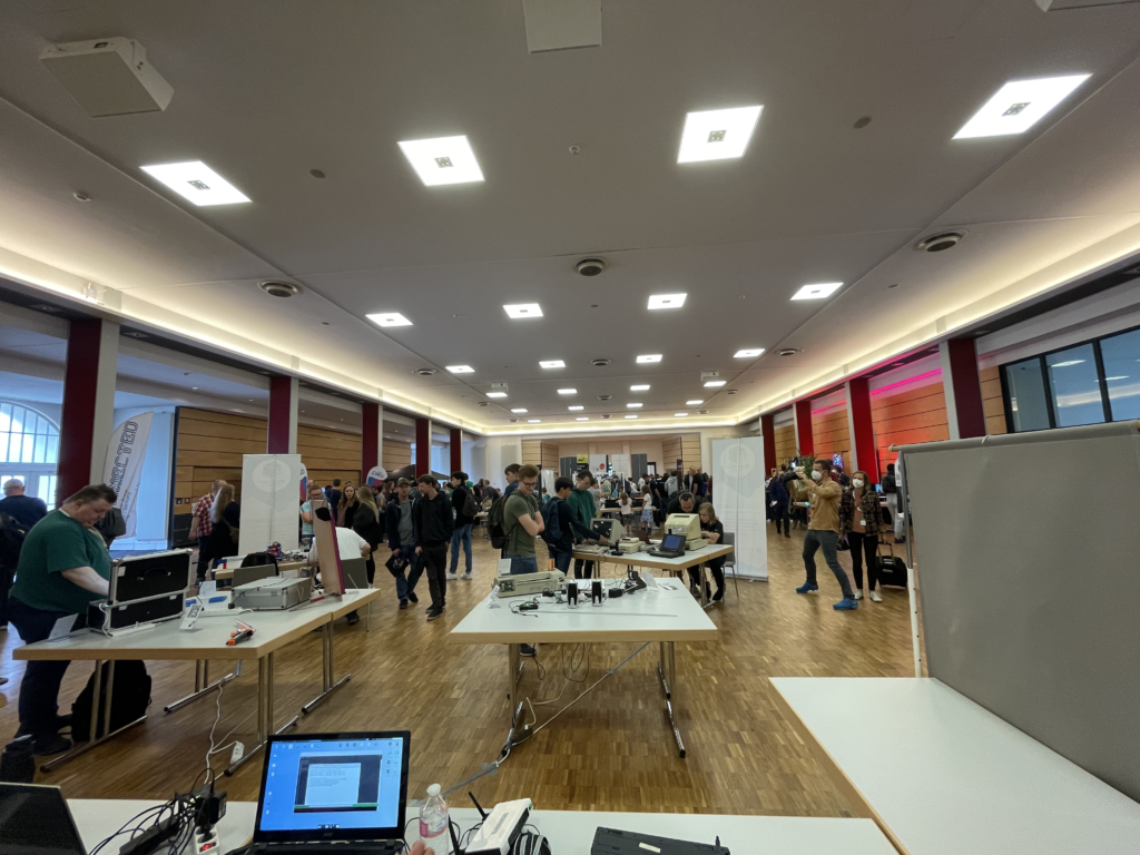 MakerFaire Hannover 2022:
Übersichtsbild unseres Standes
Mehrere Tische mit unseren Projekten